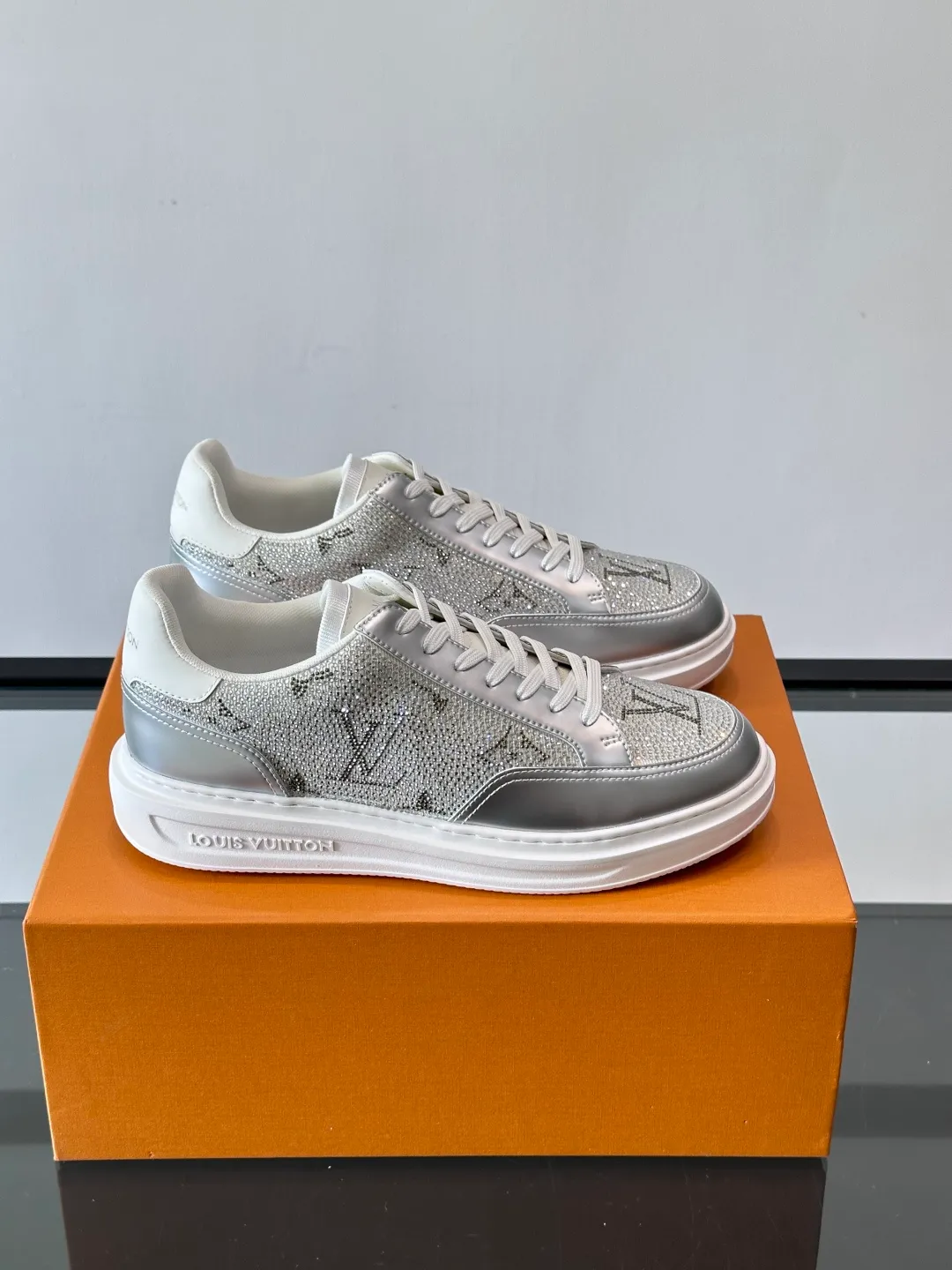 Men's shoes 💰p400 "＊OUIS ＊UITTO＊" 2025 new sports shoes, classic Monogram presbyopia + full diamond upper, full of luxury! The upper is made of high-quality leather and the sole is rubber, which is comfortable and wear-resistant👟. LV logo on the side of the shoe + brand logo on the sole, the details are super exquisite. The low-top design is suitable for daily leisure or light sports. It looks great with jeans and sportswear. The silver cyberpunk style is very popular in the fashion circle and is a must-have for young people! 💫 size：38-44